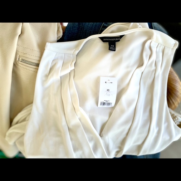 New Women’s Banana Republic Sleeveless Blouse - Picture 5 of 5